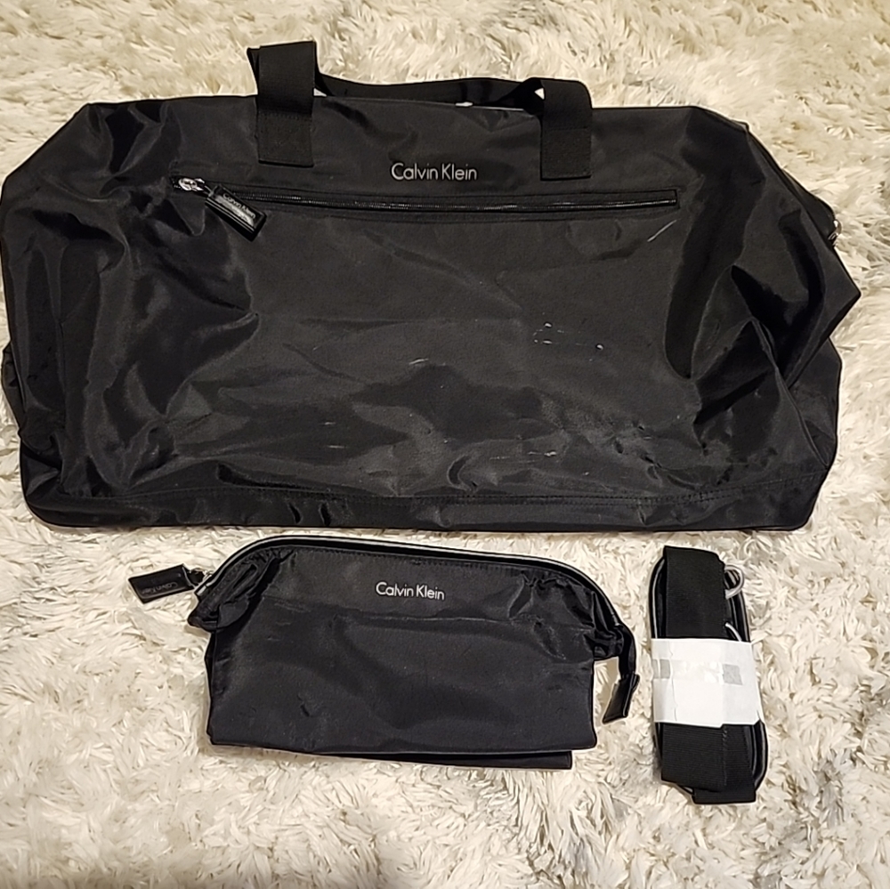 Calvin Klein Detatchable crossbody messenger travel bag w logos, small b…